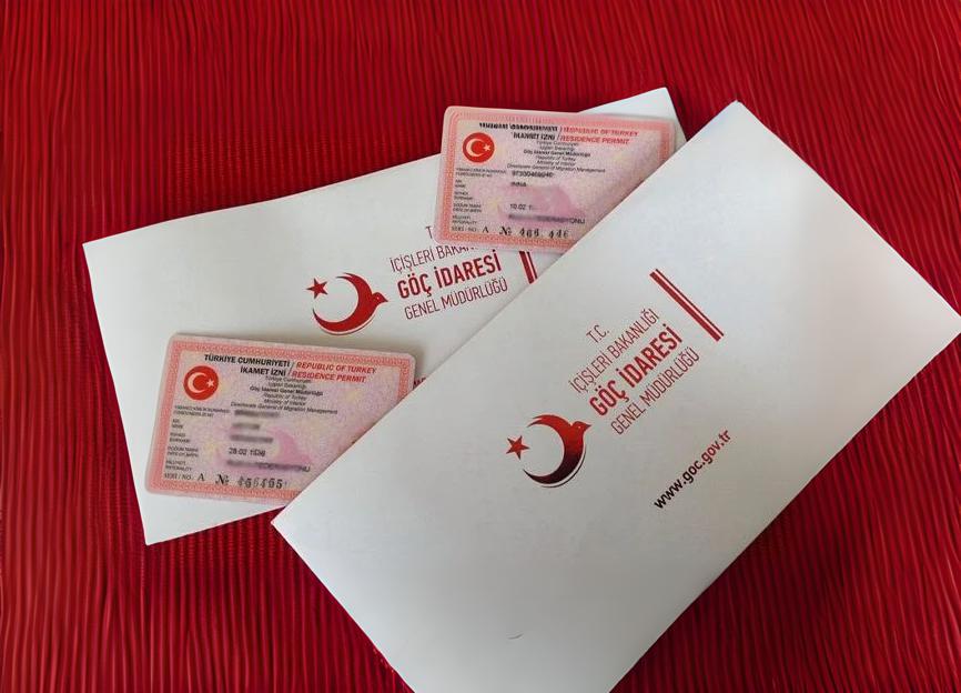 два пакета с турецкими удостоверениями личности на столе с красной тканью
