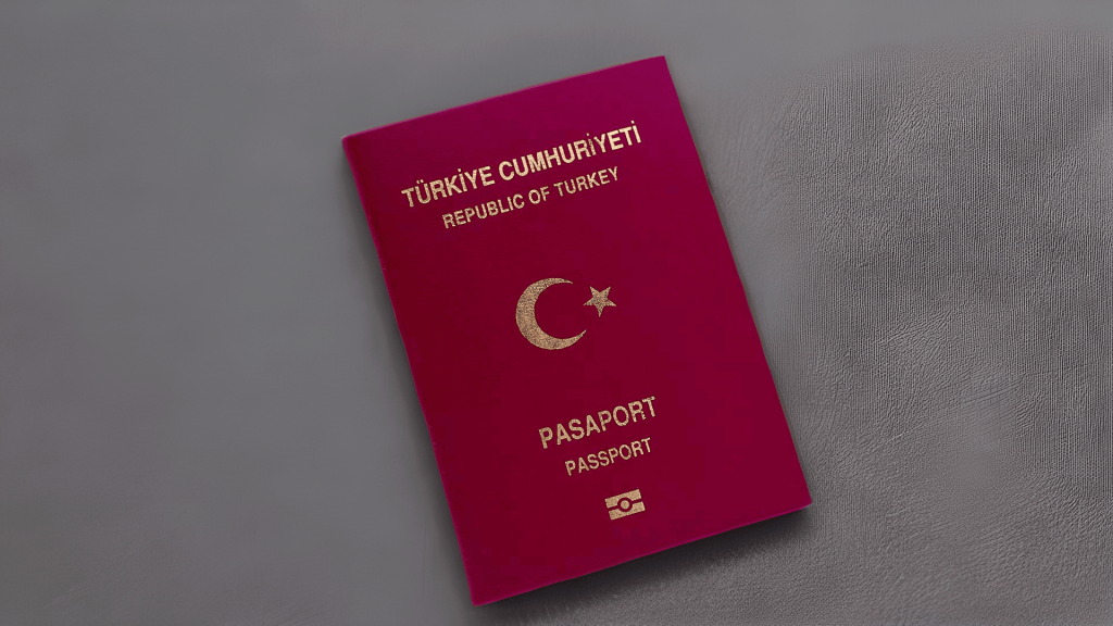 Турецкий паспорт на сером фоне