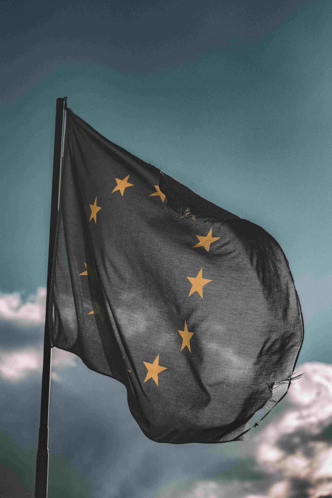 флаг евросоюза на фоне неба
