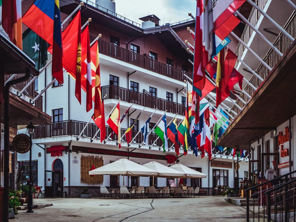европейские флаги висят на зданиях